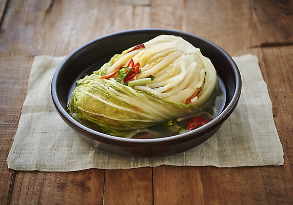 포토 JPG 스튜디오촬영 한식 김치 실내 누끼 사람없음 전통음식 오브젝트 발효 김장 물김치 백김치 발효음식 갈색배경 나무배경 국내포토 전통 음식 백그라운드 내부 갈색 파일형식