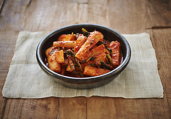 포토 JPG 스튜디오촬영 한식 김치 실내 누끼 사람없음 전통음식 오브젝트 발효 김장 발효음식 총각김치 갈색배경 나무배경 국내포토 전통 음식 백그라운드 내부 갈색 파일형식