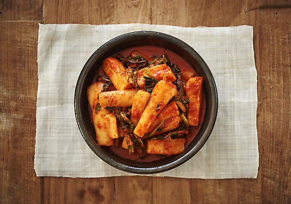 포토 JPG 스튜디오촬영 한식 김치 실내 누끼 사람없음 하이앵글 전통음식 오브젝트 발효 김장 발효음식 총각김치 플랫레이 갈색배경 나무배경 국내포토 전통 음식 뷰포인트 백그라운드 내부 갈색 플랫 파일형식