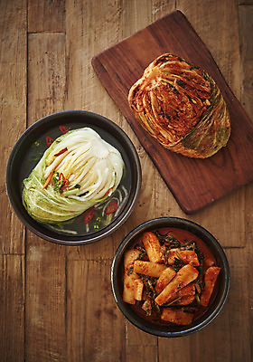 포토 JPG 스튜디오촬영 한식 김치 실내 누끼 사람없음 하이앵글 전통음식 오브젝트 발효 배추김치 김장 물김치 백김치 발효음식 총각김치 나무도마 포기김치 플랫레이 갈색배경 나무배경 국내포토 전통 음식 뷰포인트 백그라운드 도마 내부 목재 갈색 플랫 파일형식