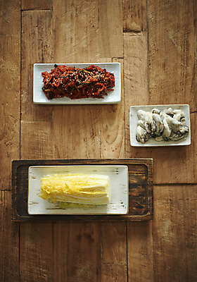 포토 JPG 스튜디오촬영 그릇 한식 김치 실내 누끼 사람없음 하이앵글 전통음식 굴 오브젝트 배추 발효 김장 발효음식 굴보쌈 플랫레이 갈색배경 나무배경 국내포토 전통 식기 음식 뷰포인트 백그라운드 채소 어패류 내부 갈색 플랫 보쌈 파일형식