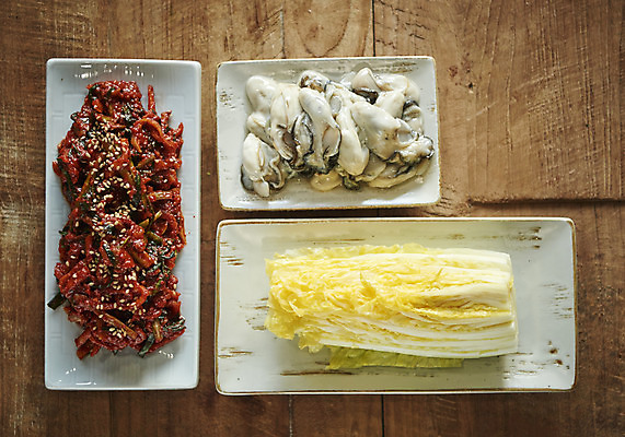 포토 JPG 스튜디오촬영 그릇 한식 김치 실내 누끼 사람없음 하이앵글 전통음식 굴 오브젝트 배추 발효 김장 발효음식 굴보쌈 플랫레이 갈색배경 나무배경 국내포토 전통 식기 음식 뷰포인트 백그라운드 채소 어패류 내부 갈색 플랫 보쌈 파일형식