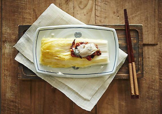 포토 JPG 스튜디오촬영 그릇 한식 김치 실내 누끼 사람없음 하이앵글 전통음식 굴 오브젝트 배추 발효 김장 발효음식 굴보쌈 플랫레이 갈색배경 나무배경 국내포토 전통 식기 음식 뷰포인트 백그라운드 채소 어패류 내부 갈색 플랫 보쌈 파일형식