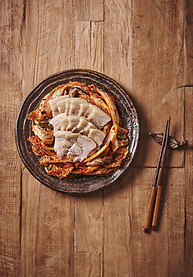 포토 JPG 스튜디오촬영 접시 한식 젓가락 김치 실내 누끼 사람없음 하이앵글 전통음식 오브젝트 발효 보쌈 김장 발효음식 수육 포기김치 플랫레이 갈색배경 나무배경 국내포토 전통 식기 음식 뷰포인트 백그라운드 수저 내부 갈색 플랫 파일형식