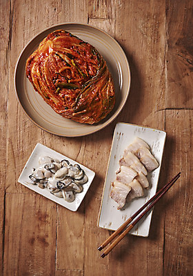 포토 JPG 스튜디오촬영 접시 한식 젓가락 김치 실내 누끼 사람없음 하이앵글 전통음식 굴 오브젝트 발효 보쌈 김장 발효음식 수육 포기김치 플랫레이 갈색배경 나무배경 국내포토 전통 식기 음식 뷰포인트 백그라운드 어패류 수저 내부 갈색 플랫 파일형식