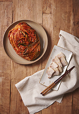 포토 JPG 스튜디오촬영 접시 한식 젓가락 김치 실내 누끼 사람없음 하이앵글 전통음식 천 오브젝트 발효 보쌈 김장 발효음식 수육 포기김치 플랫레이 갈색배경 나무배경 국내포토 전통 식기 음식 뷰포인트 백그라운드 수저 내부 갈색 직물 플랫 파일형식