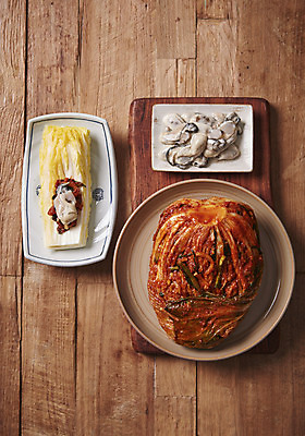 포토 JPG 스튜디오촬영 접시 한식 김치 실내 누끼 사람없음 하이앵글 전통음식 굴 오브젝트 배추 발효 김장 발효음식 포기김치 플랫레이 갈색배경 나무배경 국내포토 전통 식기 음식 뷰포인트 백그라운드 채소 어패류 내부 갈색 플랫 파일형식