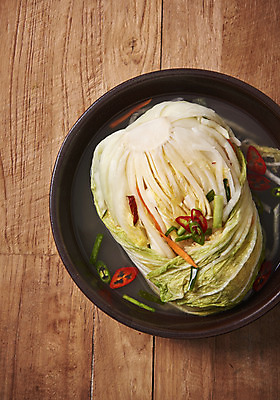 포토 JPG 스튜디오촬영 한식 김치 실내 누끼 사람없음 하이앵글 전통음식 오브젝트 발효 김장 물김치 백김치 발효음식 플랫레이 갈색배경 나무배경 국내포토 전통 음식 뷰포인트 백그라운드 내부 갈색 플랫 파일형식