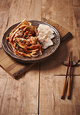 포토 JPG 스튜디오촬영 접시 한식 젓가락 김치 실내 누끼 사람없음 전통음식 오브젝트 발효 보쌈 배추김치 김장 발효음식 나무도마 수육 갈색배경 나무배경 국내포토 전통 식기 음식 백그라운드 도마 수저 내부 목재 갈색 파일형식