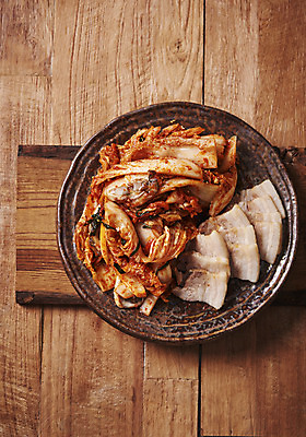 포토 JPG 스튜디오촬영 접시 한식 김치 실내 누끼 사람없음 하이앵글 전통음식 오브젝트 발효 보쌈 배추김치 김장 발효음식 나무도마 수육 플랫레이 갈색배경 나무배경 국내포토 전통 식기 음식 뷰포인트 백그라운드 도마 내부 목재 갈색 플랫 파일형식