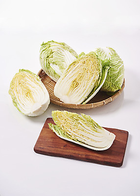 포토 전통 한식 음식 백그라운드 채소 식재료 도마 실내 내부 목재 흰색 김장 파일형식 바구니 나무도마 JPG 전통음식 김치 사람없음 오브젝트 스튜디오촬영 누끼 흰배경 김장재료 단면 배추 국내포토