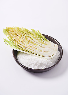 포토 JPG 스튜디오촬영 그릇 한식 단면 김치 실내 누끼 사람없음 전통음식 오브젝트 배추 흰배경 소금 김장 김장재료 국내포토 전통 식기 음식 백그라운드 채소 식재료 내부 흰색 파일형식