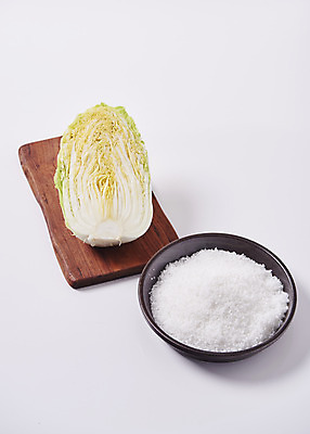 포토 JPG 스튜디오촬영 그릇 한식 단면 김치 실내 누끼 사람없음 전통음식 오브젝트 배추 흰배경 소금 김장 김장재료 나무도마 국내포토 전통 식기 음식 백그라운드 채소 식재료 도마 내부 목재 흰색 파일형식