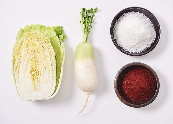 포토 JPG 스튜디오촬영 한식 단면 김치 실내 누끼 사람없음 하이앵글 전통음식 무 오브젝트 배추 흰배경 소금 김장 고춧가루 김장재료 플랫레이 국내포토 전통 음식 뷰포인트 백그라운드 채소 식재료 뿌리채소 내부 흰색 플랫 가루 파일형식