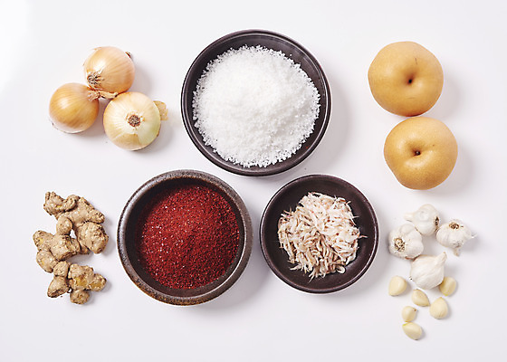 포토 JPG 스튜디오촬영 그릇 한식 양파 김치 실내 마늘 누끼 사람없음 하이앵글 전통음식 배 오브젝트 흰배경 소금 김장 생강 고춧가루 김장재료 새우젓 플랫레이 국내포토 전통 식기 음식 뷰포인트 백그라운드 채소 과일 식재료 내부 흰색 플랫 가루 젓갈 파일형식