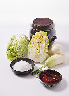 포토 JPG 스튜디오촬영 그릇 한식 단면 김치 실내 누끼 사람없음 전통음식 항아리 무 오브젝트 배추 흰배경 소금 김장 고춧가루 김장재료 말린고추 국내포토 전통 식기 음식 백그라운드 채소 식재료 고추 뿌리채소 내부 흰색 도자기 가루 파일형식