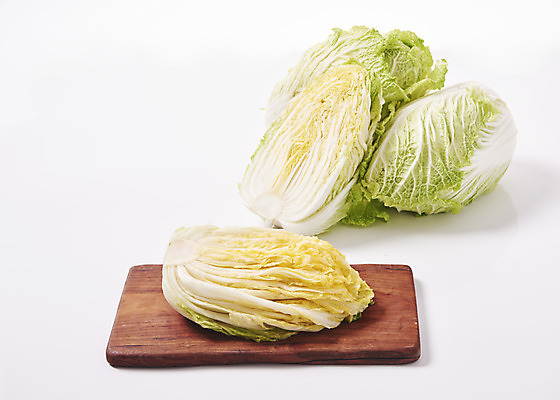 포토 JPG 스튜디오촬영 한식 단면 김치 실내 누끼 사람없음 전통음식 오브젝트 배추 흰배경 김장 김장재료 나무도마 절임배추 국내포토 전통 음식 백그라운드 채소 식재료 도마 내부 목재 흰색 파일형식