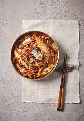 포토 JPG 스튜디오촬영 한식 젓가락 회색배경 김치 실내 누끼 사람없음 하이앵글 전통음식 굴 천 오브젝트 발효 김장 발효음식 플랫레이 국내포토 전통 음식 뷰포인트 백그라운드 어패류 수저 내부 회색 직물 플랫 파일형식