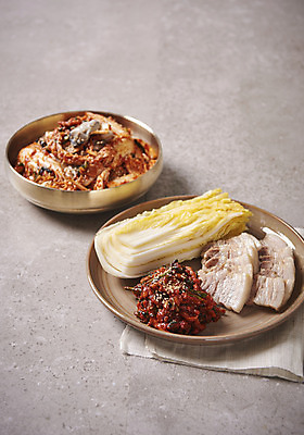 포토 JPG 스튜디오촬영 한식 회색배경 김치 실내 누끼 사람없음 전통음식 굴 오브젝트 배추 발효 김장 발효음식 수육 김치속 국내포토 전통 음식 백그라운드 채소 어패류 내부 회색 파일형식