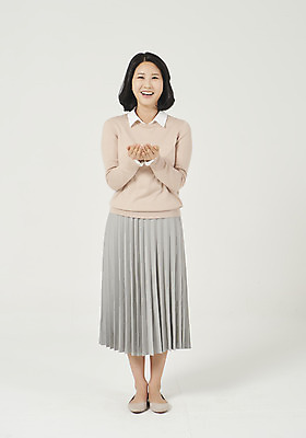 포토 JPG 스튜디오촬영 전신 여자 행복 엄마 실내 한명 서기 미소 누끼 성인 앞모습 30대 한국인 흰배경 주부 성인여자한명만 국내포토 1 감정 뷰포인트 백그라운드 가족 모션 표정 사람 동양인 내부 장년 흰색 여자한명만 성인여자만 파일형식