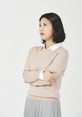 포토 JPG 스튜디오촬영 여자 엄마 실내 한명 서기 누끼 상반신 성인 옆모습 30대 팔짱 한국인 슬픔 고민 흰배경 주부 성인여자한명만 국내포토 1 감정 뷰포인트 백그라운드 가족 모션 사람 동양인 내부 장년 흰색 여자한명만 성인여자만 파일형식