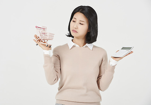 포토 JPG 스튜디오촬영 여자 엄마 실내 한명 서기 누끼 상반신 성인 앞모습 30대 쇼핑카 한국인 계산기 슬픔 고민 흰배경 주부 성인여자한명만 국내포토 1 감정 뷰포인트 백그라운드 가족 모션 문구용품 사람 동양인 내부 장년 쇼핑 카트 장비 흰색 여자한명만 성인여자만 파일형식