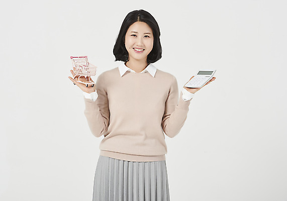 포토 JPG 스튜디오촬영 여자 행복 엄마 실내 한명 서기 미소 누끼 상반신 성인 앞모습 30대 쇼핑카 한국인 계산기 흰배경 주부 성인여자한명만 국내포토 1 감정 뷰포인트 백그라운드 가족 모션 문구용품 표정 사람 동양인 내부 장년 쇼핑 카트 장비 흰색 여자한명만 성인여자만 파일형식