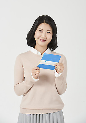 포토 JPG 스튜디오촬영 여자 행복 엄마 실내 한명 서기 미소 누끼 상반신 성인 앞모습 30대 금융 한국인 흰배경 주부 통장 성인여자한명만 국내포토 1 감정 뷰포인트 백그라운드 가족 모션 표정 사람 동양인 내부 장년 경제 흰색 여자한명만 성인여자만 파일형식