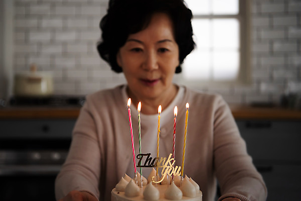 포토 JPG 여자 기념일 노년 촛불 실내 한명 앉기 상반신 앞모습 아웃포커스 실버라이프 주방 어둠 한국인 축하 생일 60대 생일케이크 생일축하 노인여자한명만 국내포토 1 라이프스타일 뷰포인트 컨셉 초 모션 촬영기법 사람 동양인 이벤트 성인 내부 케이크 여자한명만 노인여자만 파일형식