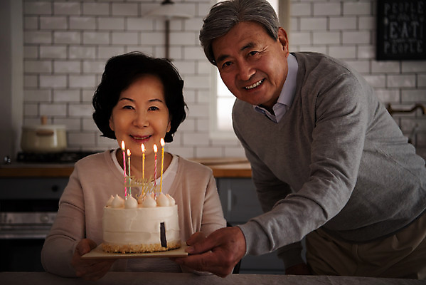 포토 JPG 여자 기념일 노년 남자 촛불 실내 서기 앉기 상반신 두명 앞모습 옆모습 아웃포커스 실버라이프 주방 노부부 어둠 한국인 축하 생일 60대 생일케이크 70대 생일축하 국내포토 라이프스타일 부부 뷰포인트 컨셉 초 모션 촬영기법 사람 동양인 이벤트 성인 내부 케이크 파일형식