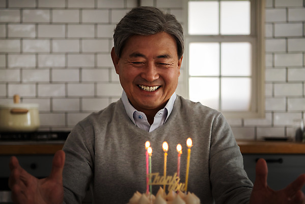 포토 JPG 기념일 노년 남자 촛불 실내 한명 앉기 상반신 앞모습 아웃포커스 실버라이프 주방 어둠 한국인 축하 생일 생일케이크 70대 생일축하 노인남자한명만 국내포토 1 라이프스타일 뷰포인트 컨셉 초 모션 촬영기법 사람 동양인 이벤트 성인 내부 케이크 남자한명만 노인남자만 파일형식