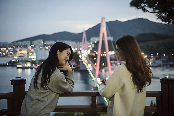 포토 JPG 주간 우먼라이프 여자 여행 야경 대화 서기 상반신 20대 성인 야외 두명 옆모습 뒷모습 관광지 마주보기 봄 우정 한국인 전라남도 즐거움 여수 국내여행 밤바다 봄여행 성인여자만 돌산공원 국내포토 자연요소 라이프스타일 계절 공원 감정 바다 뷰포인트 모션 말하기 사람 동양인 청년 친구 야간 전라도 여자만 성인만 파일형식 풍경_경치