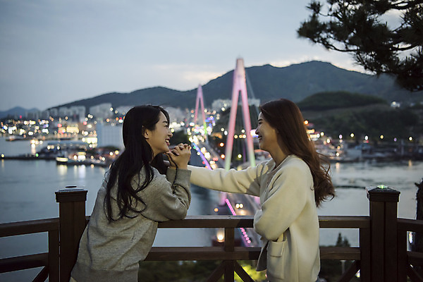 포토 JPG 주간 우먼라이프 여자 여행 야경 대화 서기 상반신 20대 성인 야외 두명 옆모습 관광지 마주보기 봄 우정 한국인 전라남도 즐거움 여수 국내여행 밤바다 봄여행 성인여자만 돌산공원 국내포토 자연요소 라이프스타일 계절 공원 감정 바다 뷰포인트 모션 말하기 사람 동양인 청년 친구 야간 전라도 여자만 성인만 파일형식 풍경_경치