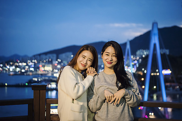 포토 JPG 주간 우먼라이프 여자 여행 야경 서기 미소 상반신 20대 성인 야외 두명 앞모습 관광지 사진촬영 봄 우정 한국인 전라남도 즐거움 여수 국내여행 밤바다 봄여행 성인여자만 돌산공원 국내포토 자연요소 라이프스타일 계절 공원 감정 바다 뷰포인트 모션 표정 사람 동양인 청년 친구 촬영 야간 전라도 여자만 성인만 파일형식 풍경_경치