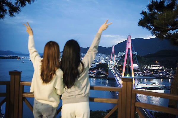 포토 JPG 주간 우먼라이프 여자 여행 야경 서기 상반신 20대 성인 야외 두명 뒷모습 관광지 손들기 사진촬영 봄 우정 한국인 전라남도 즐거움 여수 국내여행 밤바다 봄여행 성인여자만 돌산공원 국내포토 자연요소 라이프스타일 계절 공원 감정 바다 뷰포인트 모션 사람 동양인 청년 친구 촬영 야간 전라도 여자만 성인만 파일형식 풍경_경치