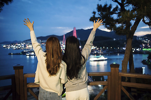 포토 JPG 주간 우먼라이프 여자 여행 야경 서기 상반신 20대 성인 야외 두명 뒷모습 관광지 손들기 사진촬영 봄 우정 한국인 전라남도 즐거움 여수 국내여행 밤바다 봄여행 성인여자만 돌산공원 국내포토 자연요소 라이프스타일 계절 공원 감정 바다 뷰포인트 모션 사람 동양인 청년 친구 촬영 야간 전라도 여자만 성인만 파일형식 풍경_경치