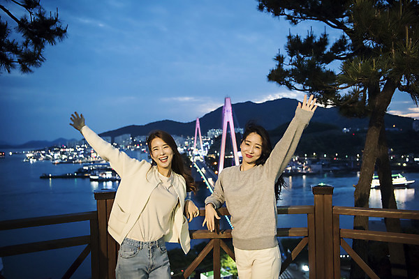 포토 JPG 주간 우먼라이프 여자 여행 야경 서기 미소 상반신 20대 성인 야외 두명 앞모습 관광지 사진촬영 봄 우정 한국인 전라남도 즐거움 여수 국내여행 밤바다 봄여행 성인여자만 돌산공원 국내포토 자연요소 라이프스타일 계절 공원 감정 바다 뷰포인트 모션 표정 사람 동양인 청년 친구 촬영 야간 전라도 여자만 성인만 파일형식 풍경_경치