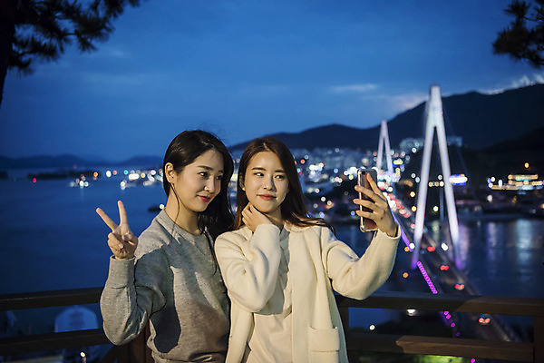 포토 JPG 주간 우먼라이프 여자 여행 야경 서기 미소 들기 상반신 20대 성인 야외 두명 앞모습 관광지 스마트폰 사진촬영 봄 우정 한국인 셀프카메라 전라남도 즐거움 여수 국내여행 돌산대교 밤바다 봄여행 성인여자만 돌산공원 국내포토 자연요소 라이프스타일 계절 공원 감정 바다 뷰포인트 모션 표정 사람 동양인 청년 친구 핸드폰 스마트기기 촬영 다리_건축물 야간 전라도 여자만 성인만 파일형식 풍경_경치