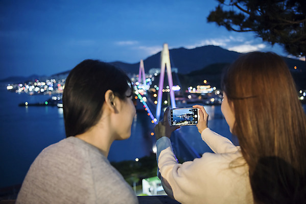 포토 JPG 주간 우먼라이프 여자 여행 야경 서기 들기 상반신 20대 성인 야외 두명 뒷모습 관광지 스마트폰 사진촬영 봄 우정 한국인 셀프카메라 전라남도 즐거움 여수 국내여행 돌산대교 밤바다 봄여행 성인여자만 돌산공원 국내포토 자연요소 라이프스타일 계절 공원 감정 바다 뷰포인트 모션 사람 동양인 청년 친구 핸드폰 스마트기기 촬영 다리_건축물 야간 전라도 여자만 성인만 파일형식 풍경_경치