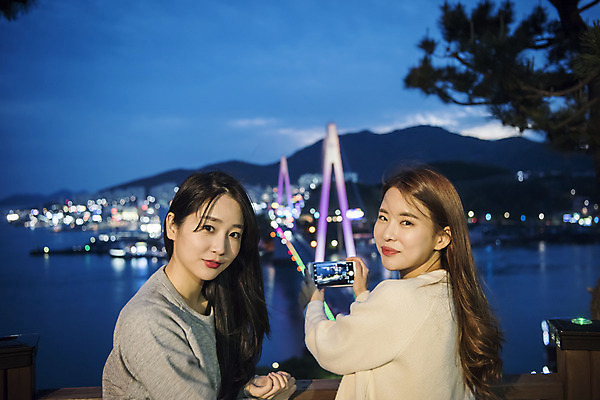 포토 JPG 주간 우먼라이프 여자 여행 야경 서기 들기 상반신 20대 성인 야외 두명 옆모습 관광지 스마트폰 사진촬영 봄 우정 한국인 셀프카메라 전라남도 즐거움 여수 국내여행 돌산대교 밤바다 봄여행 성인여자만 돌산공원 국내포토 자연요소 라이프스타일 계절 공원 감정 바다 뷰포인트 모션 사람 동양인 청년 친구 핸드폰 스마트기기 촬영 다리_건축물 야간 전라도 여자만 성인만 파일형식 풍경_경치