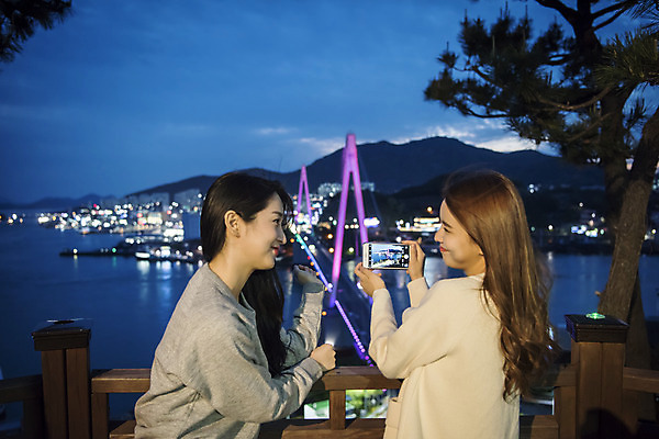 포토 JPG 주간 우먼라이프 여자 여행 야경 서기 들기 상반신 20대 성인 야외 두명 옆모습 관광지 스마트폰 사진촬영 봄 우정 한국인 셀프카메라 전라남도 즐거움 여수 국내여행 돌산대교 밤바다 봄여행 성인여자만 돌산공원 국내포토 자연요소 라이프스타일 계절 공원 감정 바다 뷰포인트 모션 사람 동양인 청년 친구 핸드폰 스마트기기 촬영 다리_건축물 야간 전라도 여자만 성인만 파일형식 풍경_경치