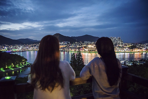 포토 JPG 주간 우먼라이프 응시 여자 여행 야경 서기 상반신 20대 성인 야외 두명 뒷모습 관광지 봄 우정 한국인 전라남도 즐거움 여수 국내여행 돌산대교 밤바다 봄여행 성인여자만 돌산공원 국내포토 자연요소 라이프스타일 시선 계절 공원 감정 바다 뷰포인트 모션 사람 동양인 청년 친구 다리_건축물 야간 전라도 여자만 성인만 파일형식 풍경_경치