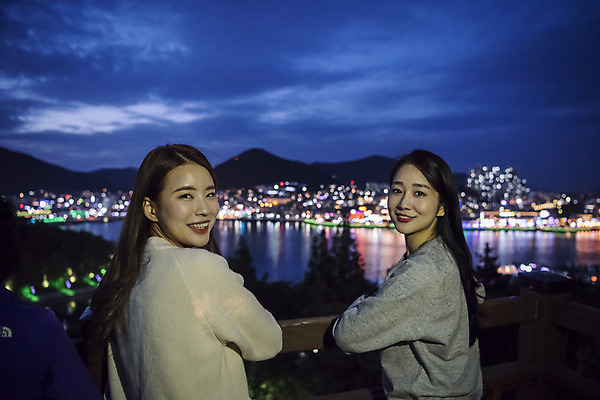 포토 JPG 주간 우먼라이프 응시 여자 여행 야경 서기 미소 상반신 20대 성인 야외 두명 뒷모습 관광지 봄 우정 한국인 뒤돌아보기 전라남도 즐거움 여수 국내여행 돌산대교 밤바다 봄여행 성인여자만 돌산공원 국내포토 자연요소 라이프스타일 시선 계절 공원 감정 바다 뷰포인트 모션 표정 사람 동양인 청년 친구 다리_건축물 야간 전라도 여자만 성인만 파일형식 풍경_경치