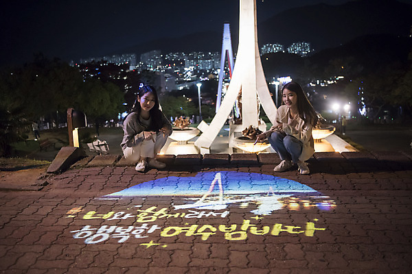 포토 JPG 주간 전신 우먼라이프 여자 여행 야경 바닥 미소 앉기 20대 성인 야외 두명 앞모습 관광지 사진촬영 봄 우정 한국인 광선 전라남도 즐거움 여수 국내여행 기념사진 돌산대교 밤바다 봄여행 성인여자만 돌산공원 국내포토 자연요소 라이프스타일 계절 공원 감정 바다 뷰포인트 모션 표정 사람 동양인 청년 친구 촬영 다리_건축물 야간 전라도 여자만 성인만 파일형식 풍경_경치