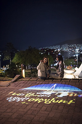 포토 JPG 주간 우먼라이프 여자 여행 야경 바닥 앉기 상반신 20대 성인 야외 두명 옆모습 관광지 손들기 사진촬영 봄 우정 한국인 광선 전라남도 즐거움 여수 국내여행 기념사진 돌산대교 밤바다 봄여행 성인여자만 돌산공원 국내포토 자연요소 라이프스타일 계절 공원 감정 바다 뷰포인트 모션 사람 동양인 청년 친구 촬영 다리_건축물 야간 전라도 여자만 성인만 파일형식 풍경_경치