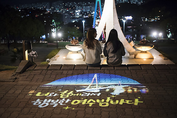 포토 JPG 주간 우먼라이프 여자 여행 야경 바닥 앉기 상반신 20대 성인 야외 두명 뒷모습 관광지 봄 우정 한국인 광선 전라남도 즐거움 여수 국내여행 돌산대교 밤바다 봄여행 성인여자만 돌산공원 국내포토 자연요소 라이프스타일 계절 공원 감정 바다 뷰포인트 모션 사람 동양인 청년 친구 다리_건축물 야간 전라도 여자만 성인만 파일형식 풍경_경치