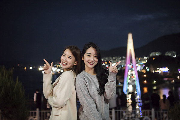 포토 JPG 주간 우먼라이프 여자 여행 야경 서기 미소 손짓 상반신 20대 성인 야외 두명 옆모습 관광지 사진촬영 봄 우정 한국인 등맞대기 전라남도 즐거움 여수 국내여행 돌산대교 밤바다 봄여행 성인여자만 돌산공원 국내포토 자연요소 라이프스타일 계절 공원 감정 바다 뷰포인트 모션 표정 사람 동양인 청년 친구 촬영 다리_건축물 야간 전라도 여자만 성인만 파일형식 풍경_경치