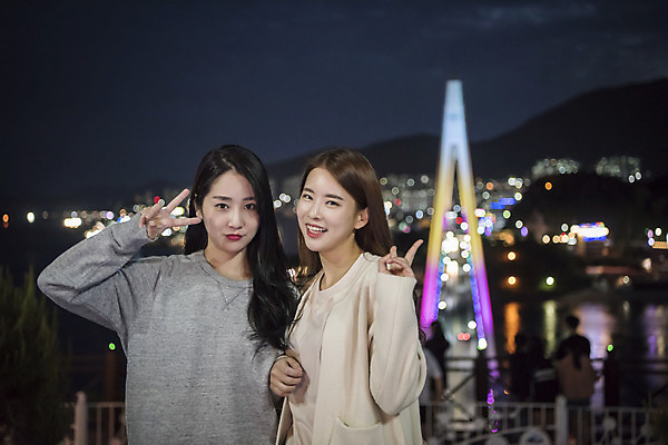 포토 JPG 주간 우먼라이프 여자 여행 야경 서기 미소 상반신 20대 성인 야외 두명 앞모습 옆모습 관광지 팔짱 사진촬영 봄 우정 한국인 전라남도 즐거움 브이 여수 국내여행 돌산대교 밤바다 봄여행 성인여자만 돌산공원 국내포토 자연요소 라이프스타일 계절 공원 감정 바다 뷰포인트 모션 표정 사람 동양인 손짓 청년 친구 촬영 다리_건축물 야간 전라도 여자만 성인만 파일형식 풍경_경치