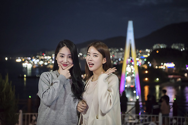 포토 JPG 주간 우먼라이프 여자 여행 야경 서기 미소 손짓 상반신 20대 성인 야외 두명 앞모습 관광지 팔짱 사진촬영 봄 우정 한국인 전라남도 즐거움 브이 손인사 여수 국내여행 돌산대교 밤바다 봄여행 성인여자만 돌산공원 국내포토 자연요소 라이프스타일 계절 공원 감정 바다 뷰포인트 모션 표정 사람 동양인 청년 친구 촬영 다리_건축물 인사 야간 전라도 여자만 성인만 파일형식 풍경_경치