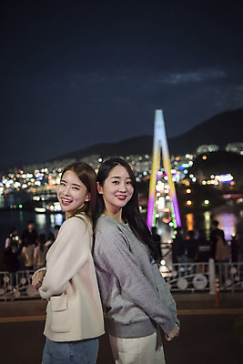 포토 JPG 주간 우먼라이프 여자 여행 야경 서기 미소 상반신 20대 성인 야외 두명 옆모습 관광지 사진촬영 봄 우정 한국인 등맞대기 전라남도 즐거움 여수 국내여행 돌산대교 밤바다 봄여행 성인여자만 돌산공원 국내포토 자연요소 라이프스타일 계절 공원 감정 바다 뷰포인트 모션 표정 사람 동양인 청년 친구 촬영 다리_건축물 야간 전라도 여자만 성인만 파일형식 풍경_경치